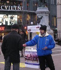 '法輪功學員在市中心廣場講真相，反迫害'