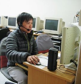 張士文正在用網路電話，給中國大陸民眾講真相、勸三退。