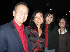 華裔醫師陸孝先偕同太太（右二）與二個女兒都表示非常喜愛神韻。