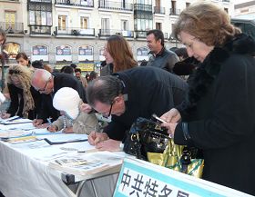 簽字聲援反迫害的西班牙民眾和外國遊客
