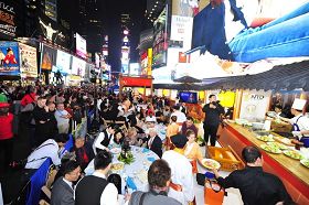 '霓虹燈林立的紐約時代廣場再現大唐長安古風，全世界中國菜廚技大賽正在熱鬧進行。'