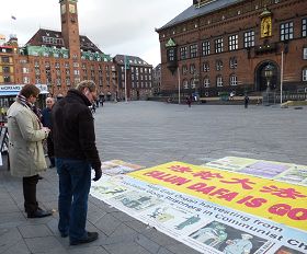 丹麥法輪功學員在首都市中心徵簽反迫害