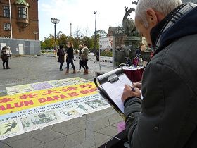 丹麥法輪功學員在首都市中心徵簽反迫害