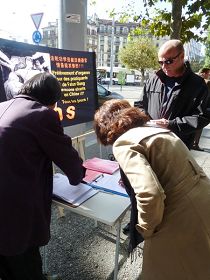 瑞士學員在多個城市徵集反迫害簽名