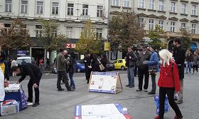 捷克法輪功學員在首都布拉格繁華的市中心瓦次拉夫廣場舉辦揭露中共活摘法輪功學員器官的罪行及徵簽活動。