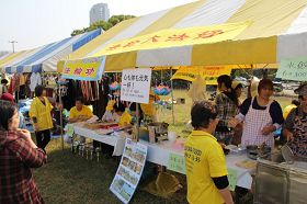 日本法輪功學員在「和平與友愛」國際交流節上設立展位，傳播法輪功的真相。