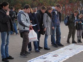 波蘭法輪功學員在華沙市中心地鐵廣場揭露中共活摘器官等迫害法輪功學員的罪行。