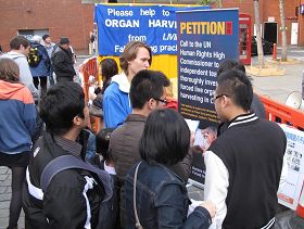 法輪功學員在倫敦唐人街舉辦勸三退、反活摘器官徵簽活動，吸引許多中、西方民眾駐足了解真相。