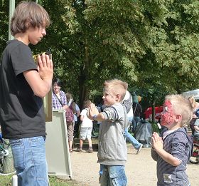 '賈斯丁和他弟弟（照片右邊的兩個小孩）很高興能跟著十四歲的大法小弟子魯卡一起學習功法'
