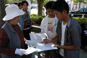 日本東廣島市第二十三屆酒節上，遊客簽名譴責中共活摘器官