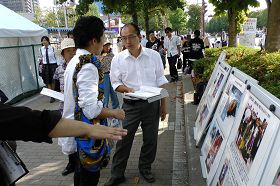 日本東廣島市第二十三屆酒節上，遊客聽法輪功學員講真相