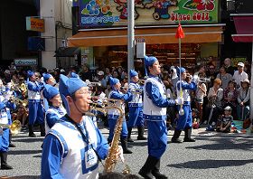 穿古裝的天國樂團在國際通踩街，受到遊客歡迎。