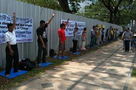 '印尼法輪功學員在雅加達中使館前煉功，抗議迫害'