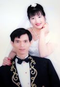 一九九八年陳漢昌的結婚照，瘦削的新郎和豐滿的新娘