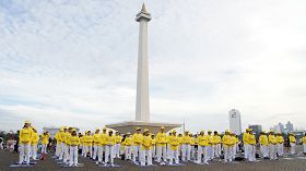 法輪功學員在雅加達中央公園紀念碑前集體煉功