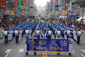 '天國樂團行進在嘉義市最熱鬧的中山路圓環，民眾夾道歡呼'