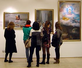 巴塞羅那市Urgell文化中心展覽館內，觀眾參觀真善忍美展