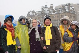 二零一二年一月三十一日，來自加拿大東部城市的法輪功學員在首都國會山慶祝法輪大法洪傳二十週年。綠黨領袖、國會議員伊麗莎白•梅趕到現場祝賀並演講。