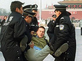 德國法輪功學員安德利﹒胡博爾在天安門被非法抓捕的一幕