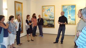 二零一一年，在德國弗萊堡「真、善、忍」畫展上，安德烈給參觀者講真相