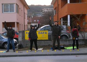 克羅地亞共和國（Hrvatska）首都薩格勒布（Zagreb），法輪功學員在中使館對面反迫害。