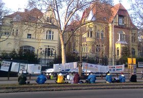匈牙利首都布達佩斯，法輪功學員在中使館門前和平反迫害。