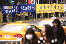 '十七日中午，台北市長郝龍斌與北京市長郭金龍在台北一零一餐敘，一零一大樓外廣場早有法輪功學員拉橫幅與靜坐抗議，呼籲制止中共迫害法輪功。'