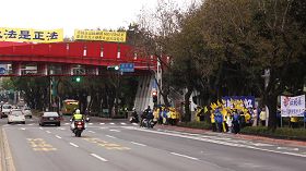 北京市長郭金龍車隊（左），二月十九日早上行經台北市中山北路時，遇到法輪功學員拉橫幅抗議，立即加快車速倉皇而逃。