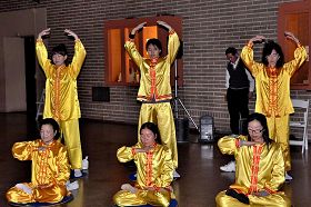 '賓大博物館中國新年慶祝活動上，法輪功學員在做功法演示。'