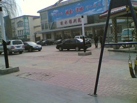河北省淶水縣電影院正在召開全省扶貧會議參加會議的人員近兩千人，光記者就有一百多人