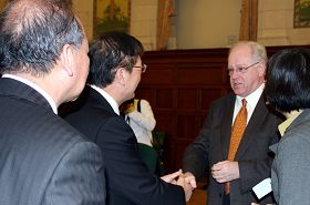 林氏兄弟與國會議員韋恩﹒馬斯頓握手、交談。