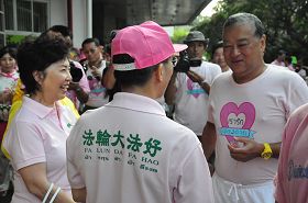 出發前，曼谷市長素坤攀親王向法輪功遊行隊伍致意