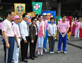 出發前，曼谷副市長在法輪功遊行隊伍前合影