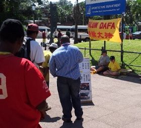 南非德班市政廳前廣場上，人們閱讀法輪功真相展板