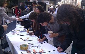 馬德裏法輪功學員在市中心舉行反迫害徵簽活動