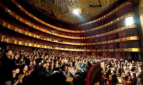 神韻巡迴藝術團於四月二十一日，在林肯中心大衛寇克劇院演出爆滿的場面。
