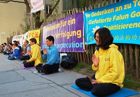 奧地利法輪功學員在維也納中使館前紀念四•二五，抗議中共迫害