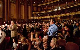 美國神韻國際藝術團在芝加哥的最後一場演出以爆滿圓滿的方式落幕，觀眾用熱烈的掌聲表示感謝。
