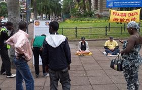 '南非德班法輪功學員在市政廣場講真相'