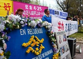 '紀念四﹒二五，西班牙法輪功學員中使館前呼籲停止迫害'