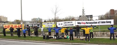 紀念「四二五」十三週年，渥太華法輪功學員在中國駐加拿大使館前請願，並呼籲停止迫害。