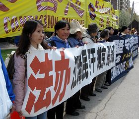 出國一年的秦女士（左一）曾在重慶女子勞教所被非法關押了一年