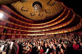 神韻巡迴藝術團於四月二十二日下午，在林肯中心大衛寇克劇院演出爆滿的場面。
