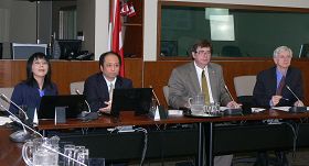 4月25日加拿大法輪大法學會主席李迅（左二）、發言人戴工羽（左一）以及大衛﹒喬高（右一）在國會論壇上發言，本次會議由法輪功之友主席、國會議員布萊特﹒拉斯基薄主持（右二）。