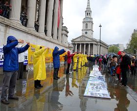 英國法輪功學員在倫敦市中心鴿子廣場舉行講真相活動