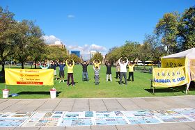 南澳法輪功學員在維多利亞廣場集體煉功