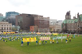 法輪功學員在加拿大首都國會山慶祝法輪大法洪傳二十週年