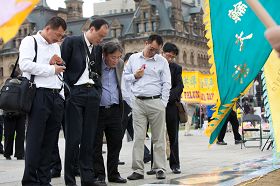 中國旅遊者在展板前駐足，了解法輪功真相