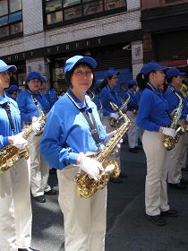 毛女士參加曼哈頓大遊行的天國樂團方陣