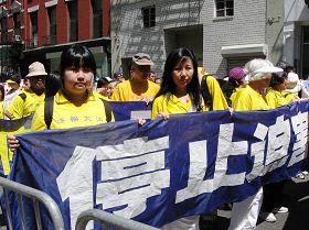 來自香港的李明月和女兒李小朗，母女倆是第一次來美國參加活動，特別激動。